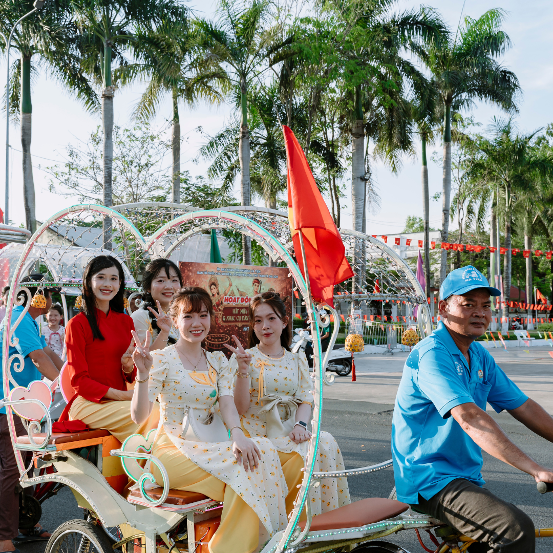 Hà Tiên: Diễu Hành Xe Hoa - Điểm Nhấn Văn Hóa Tại Lễ Hội Kỷ Niệm 290 Năm Tao Đàn Chiêu Anh Các